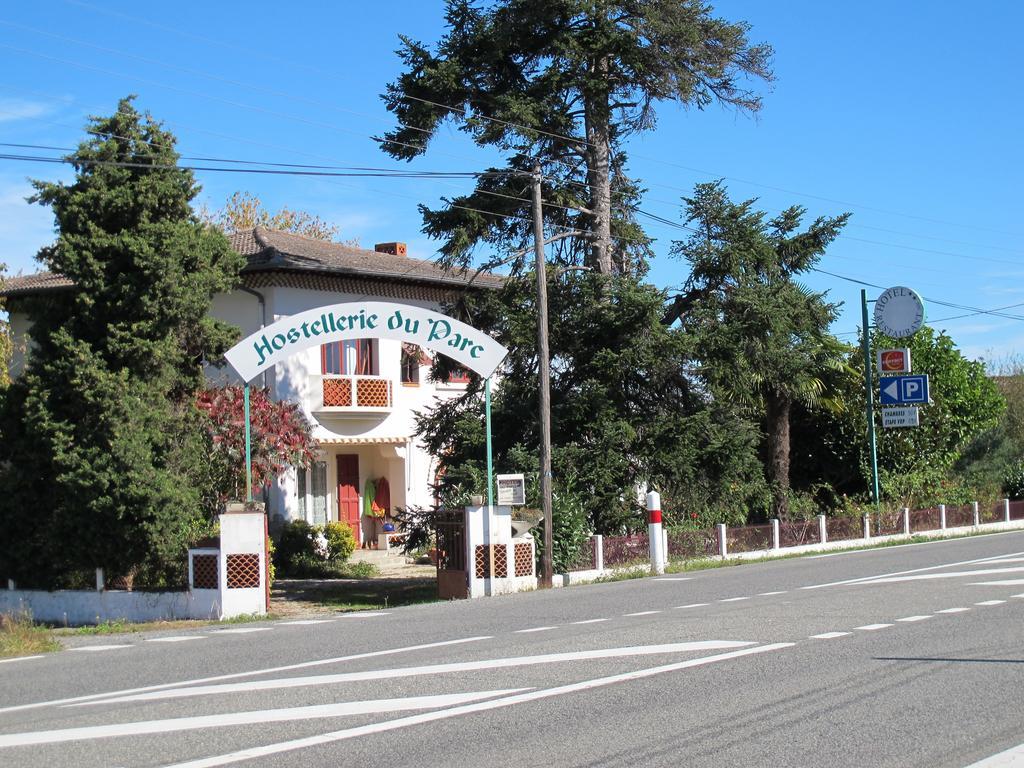 Hostellerie Du Parc Labarthe-Inard Bagian luar foto