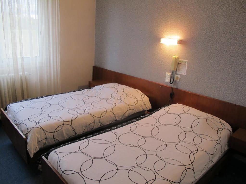 Hostellerie Du Parc Labarthe-Inard Bagian luar foto