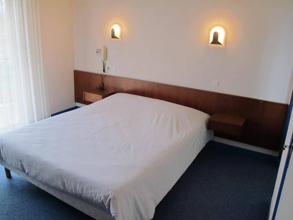 Hostellerie Du Parc Labarthe-Inard Bagian luar foto